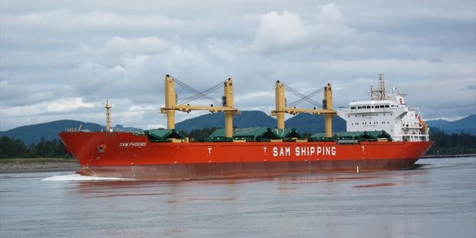 Моряки из Украины и России выживают на судне благодаря яблокам