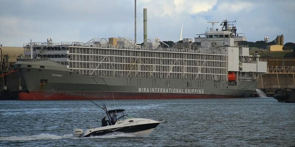 Судно с 43 моряками, подавшее сигнал бедствия, не могут найти