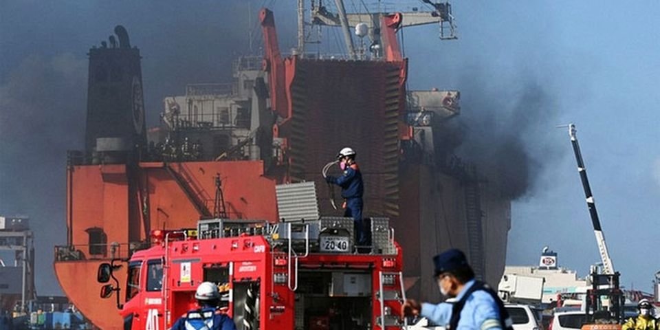 В Японии загорелось судно: сгорел груз, пострадали моряки