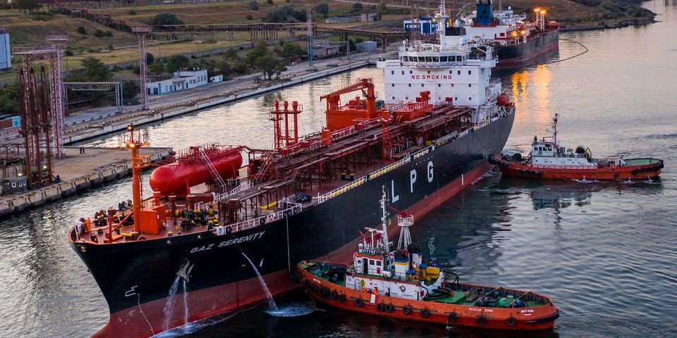 В «Южном» из-за некомпетентности экипажа буксир врезался в газовоз с аммиаком