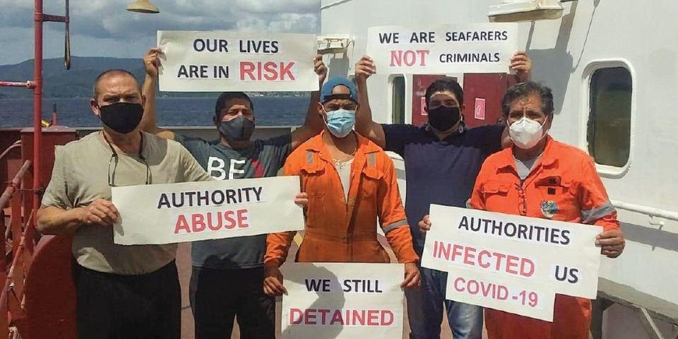 Экипаж танкера обвиняют в торговле женщинами