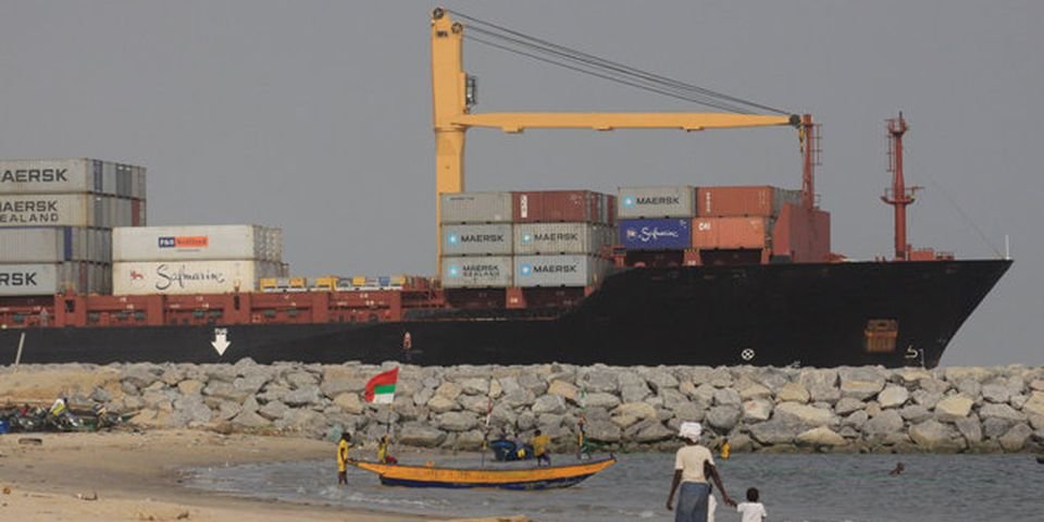 Суда, которые в целях безопасности отключают AIS, арестовывают