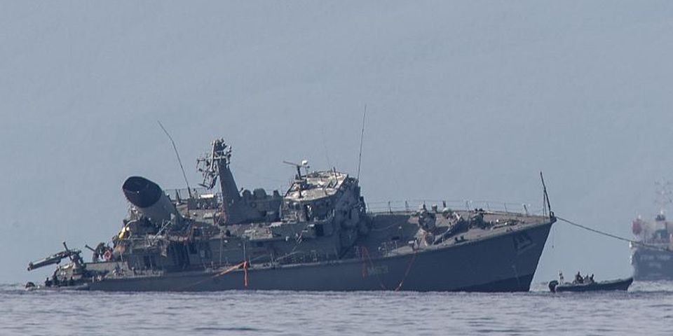 Торговое судно протаранило греческий военный корабль?