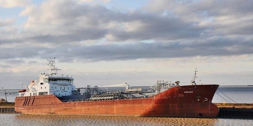 Капитан, которого без сознания сняли с судна, умер