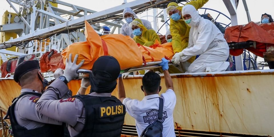 Моряки массово умирают на судне из-за принудительного труда