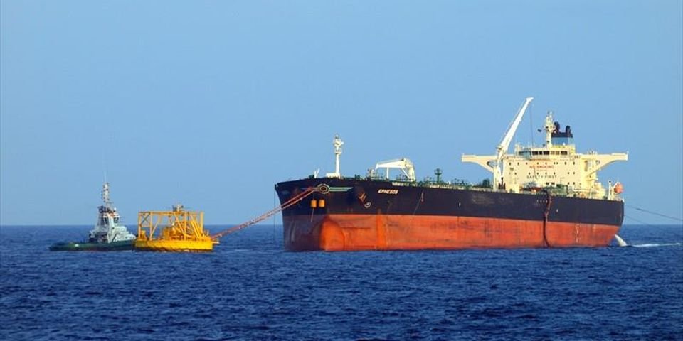 Моряки погибли после столкновения танкера с рыболовным судном