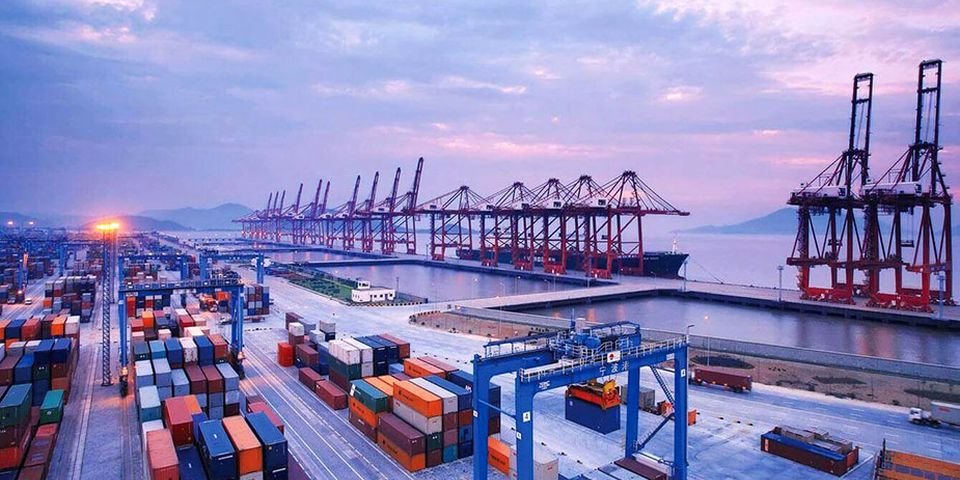 Около 20 груженных судов Китай не пустил в свой порт