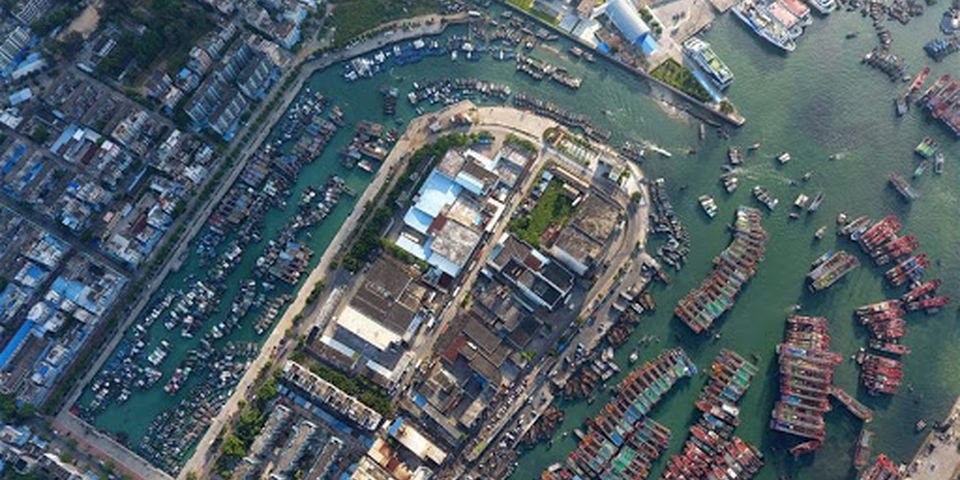 Погибли люди, судоходство ограничено: в порту Китая произошел пожар