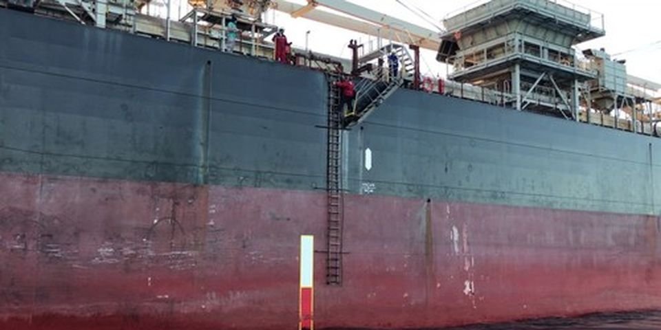 Моряк погиб во время крепления лоцманского трапа