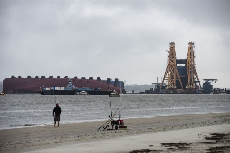 Решили не церемониться: судно распиливают вместе с тысячами новых авто