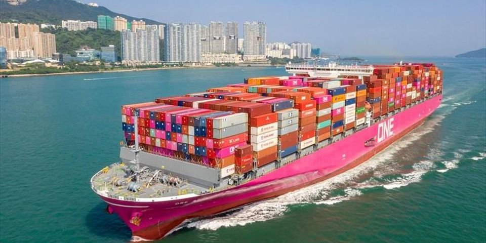 Судно растеряло рекордное количество контейнеров