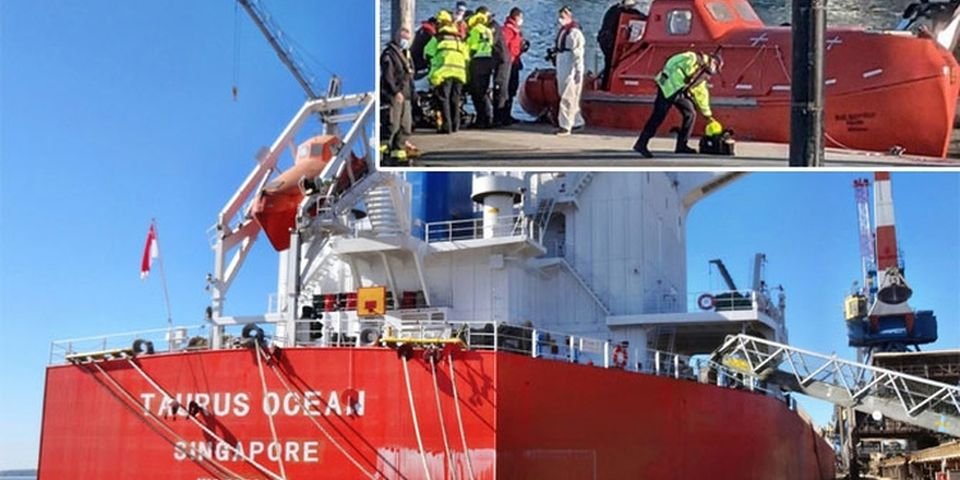 Во время учений на судне сорвалась шлюпка с моряками