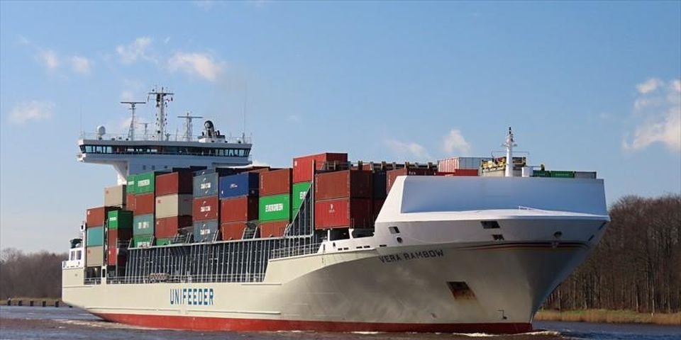 Контейнеровоз загорелся после того, как покинул терминал