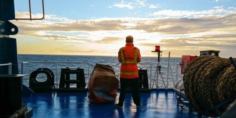 Любой моряк рискует не попасть на судно или работать сверх контракта