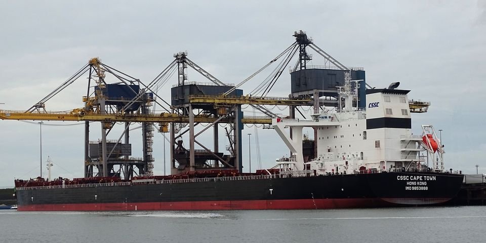 Несколько моряков пострадали при взрыве на балкере