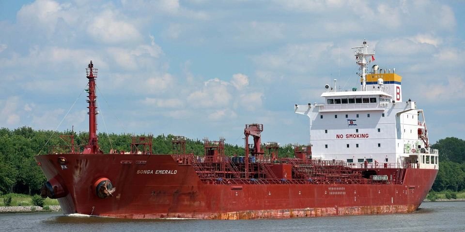 Сердце моряков не выдерживает их условий работы?