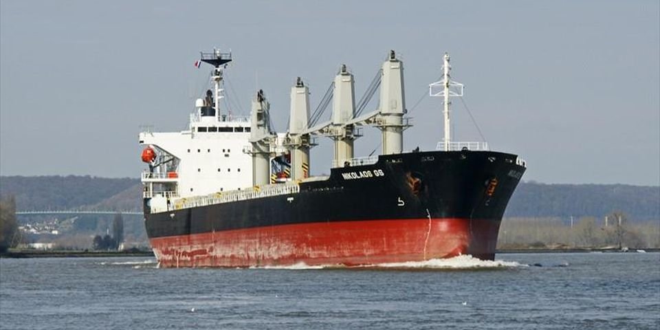 Судну с «положительными» моряками запретили заходить в порт