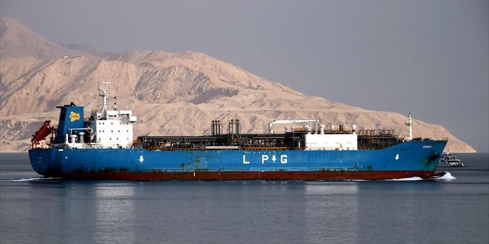 Во время выгрузки газа с LPG танкера оборвался грузовой шланг