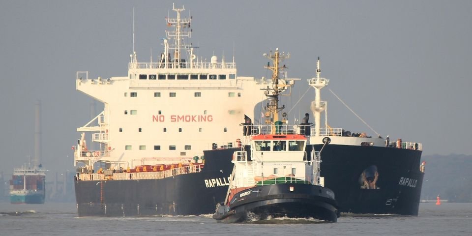 Двое моряков с балкера обожглись мазутом