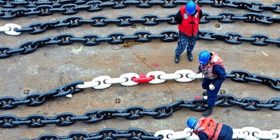 Из-за недостаточно бдительного моряка столкнулось три судна