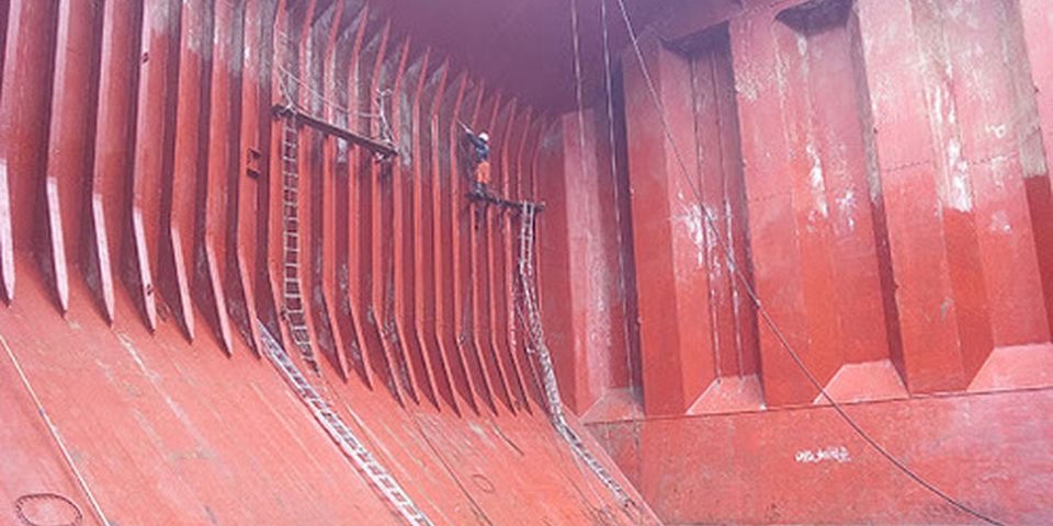 Одна секунда стала фатальной: матрос сорвался с 16-метровой высоты в трюм