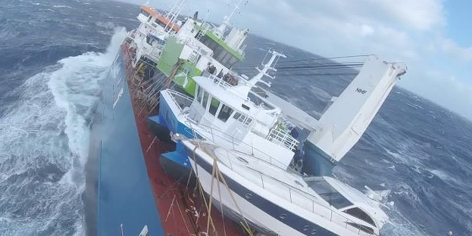 Оставаться было слишком опасно: моряки до последнего спасали аварийное судно