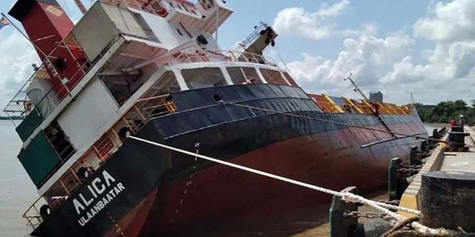 Прямо в порту с судна в воду посыпались контейнеры