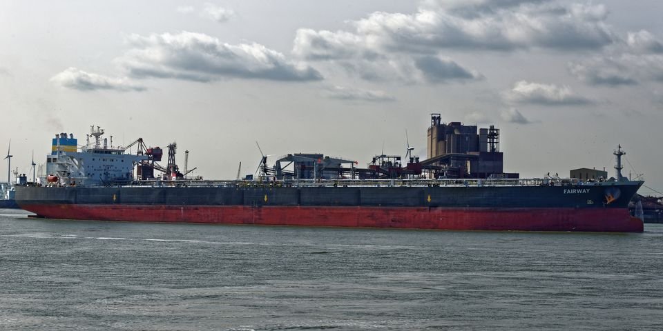 С танкера экстренно эвакуировали двоих моряков