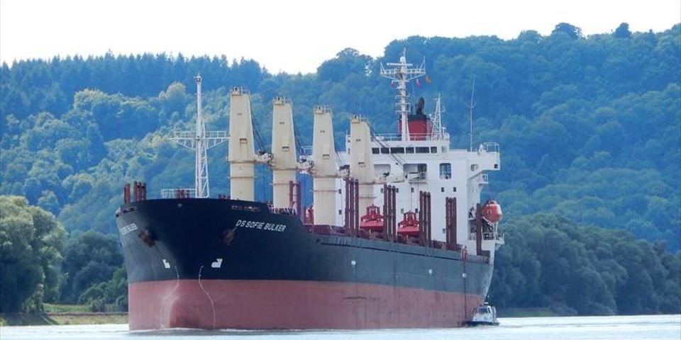 Старпом трагически погиб при падении в трюм