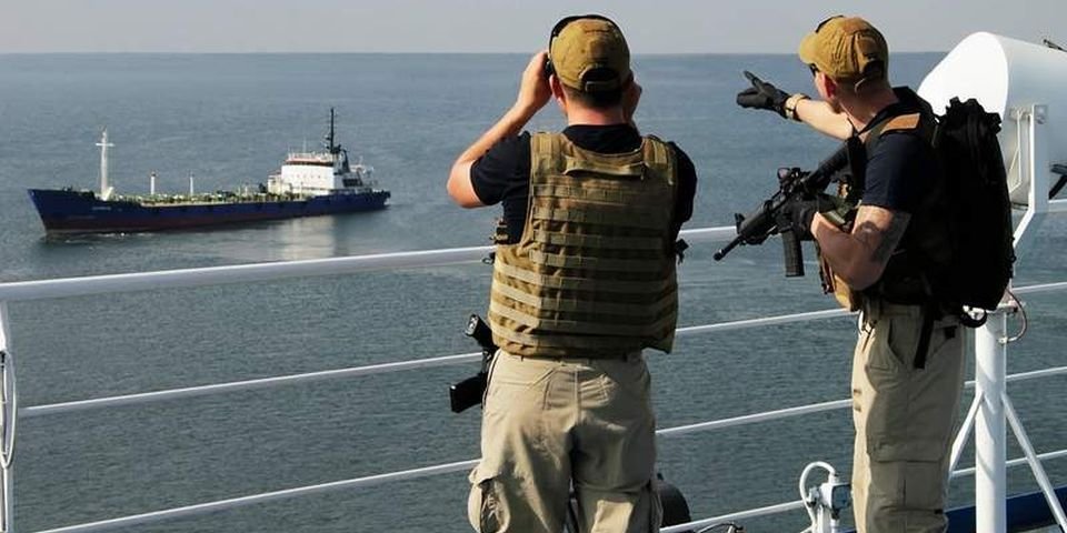 Страны начинают разрешать вооруженную охрану для защиты судов и моряков