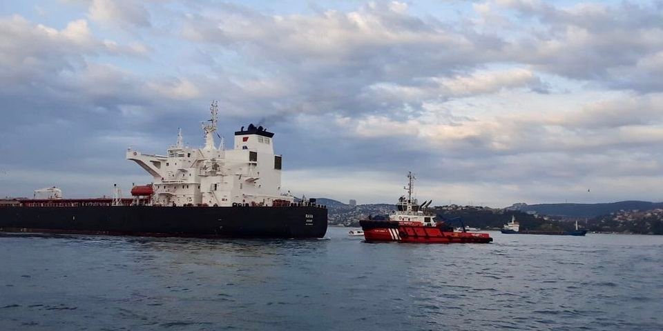 Аварийный танкер перекрыл движение по Босфору