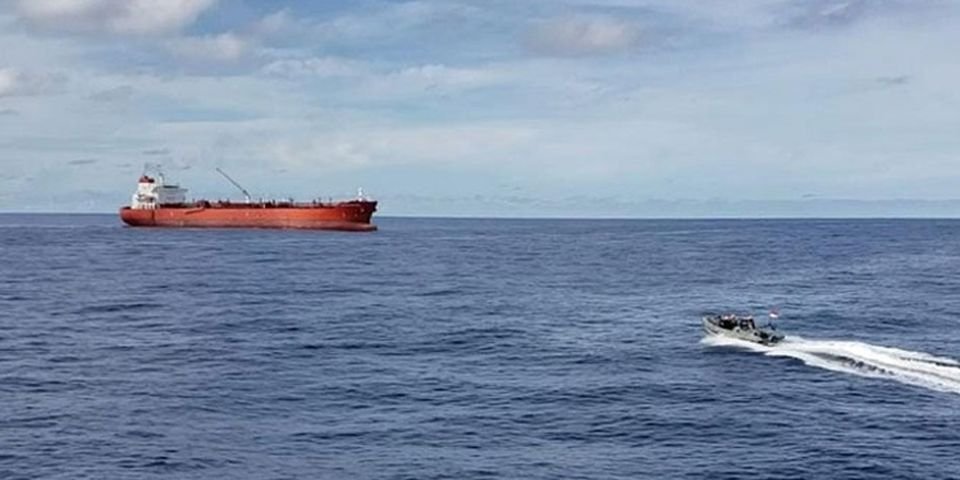 Моряка из России, который провёл в воде 8 часов, нашли живым