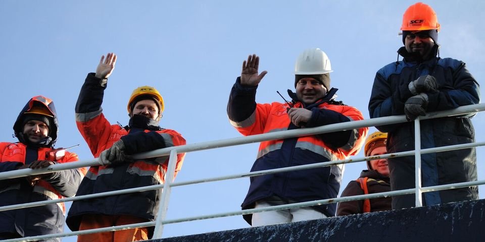 Новая волна ограничений по COVID-19 снова парализовала смены моряков