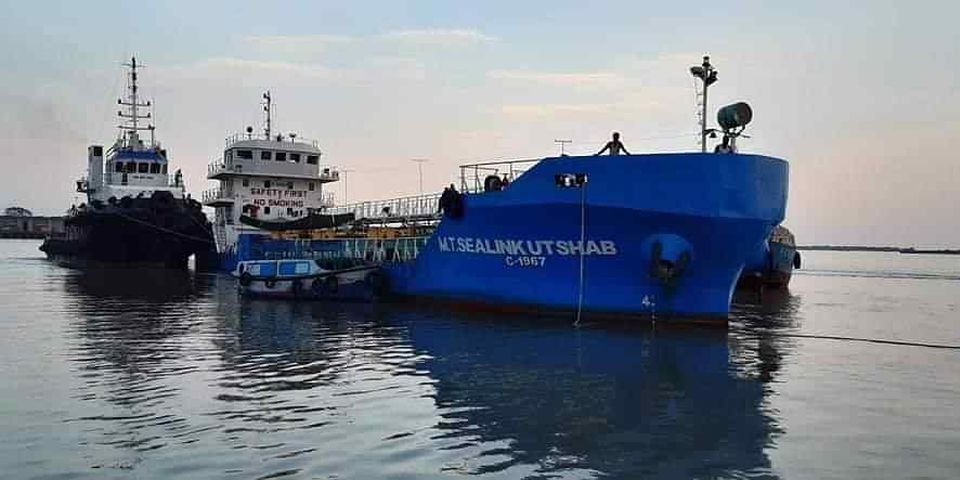 Один моторист скончался, второй — тяжелый: на танкере произошел пожар