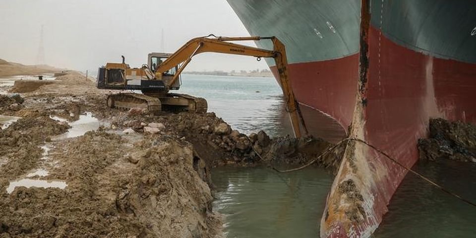 «Пробка» на много миллионов долларов в Суэцком канале: суд не снимает арест с судна