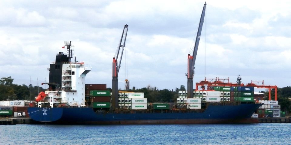 С контейнеровоза волной смыло моряков: 1 погиб и 3 травмированы