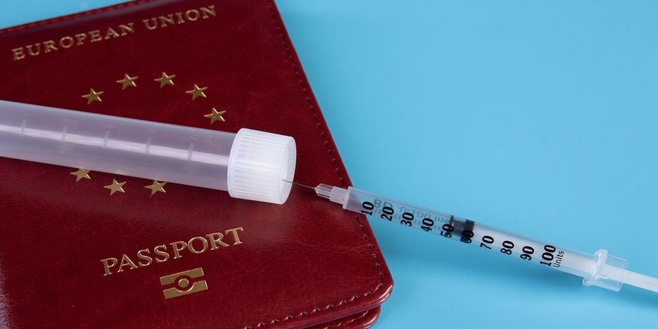Страны ЕС вводят ковид-сертификат, который разрешает только 4 вида вакцин