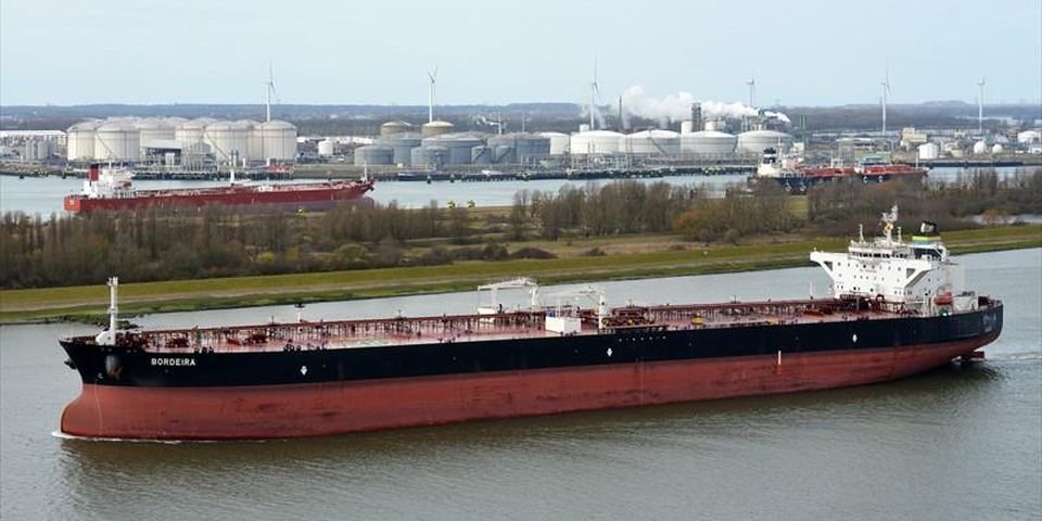 Во время смены экипажа моряк упал в воду, серьезно не пострадал, но умер