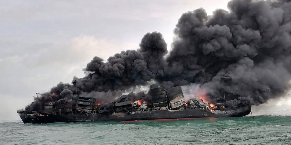 Восьмые сутки горит новейшее судно: спасенный экипаж успел заболеть COVID-19