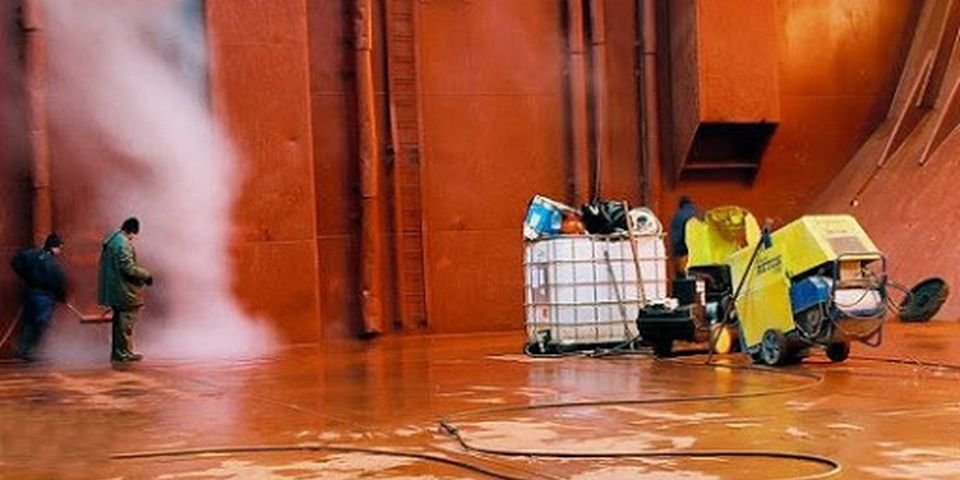 Зачистка трюма закончилась для моряка частичной потерей зрения