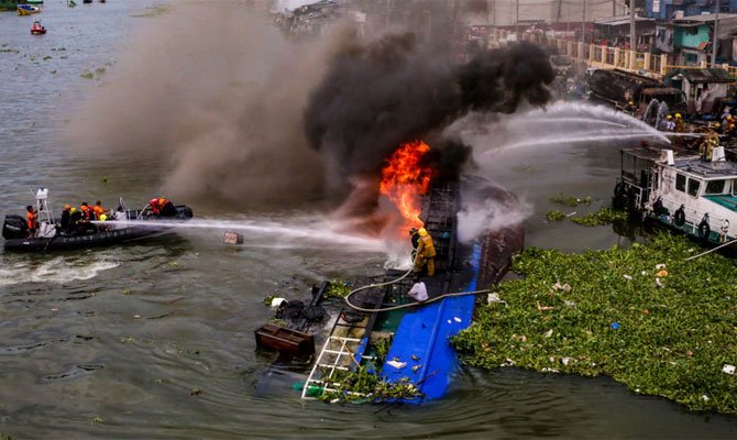 Двое моряков пропали, а остальные пострадали после крушения судна