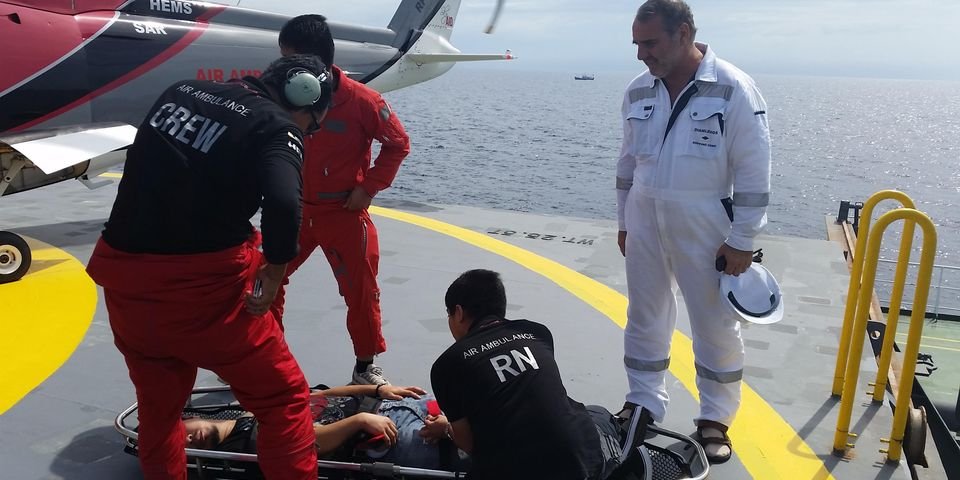 Если компания отказывает в медпомощи и компенсации моряку, который травмировался