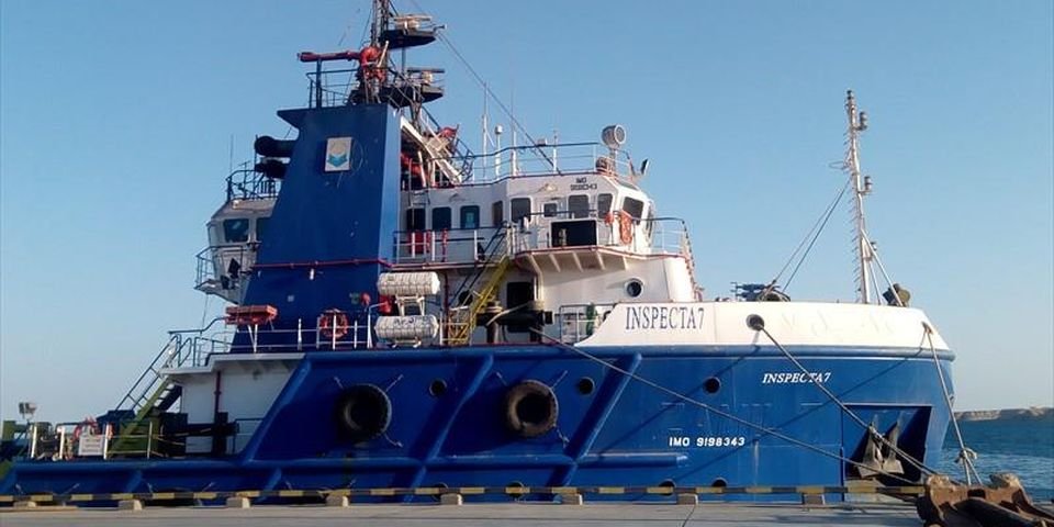 Капитан с механиком пропали без вести после крушения судна