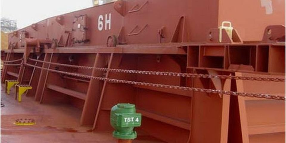 Матрос погиб во время операции по подъему люкового закрытия