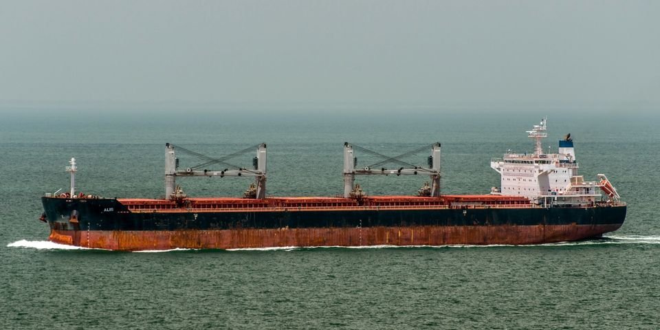 На судне моряки массово заболели коронавирусом, один умер