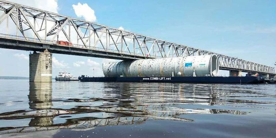 Судно не подрасчитало свои силы и застряло под мостом