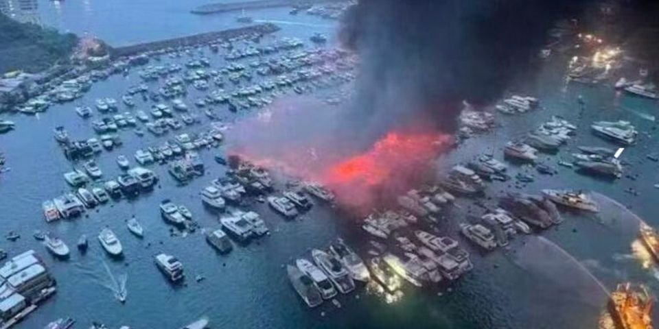 В Гонконге горели и тонули суда: их умышленно подожгли