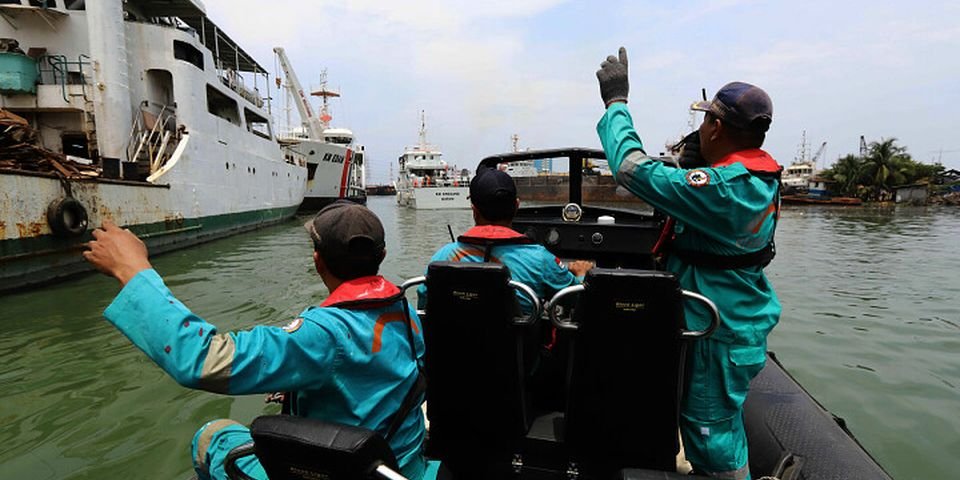 В результате крушения судна в Индонезии погибли люди