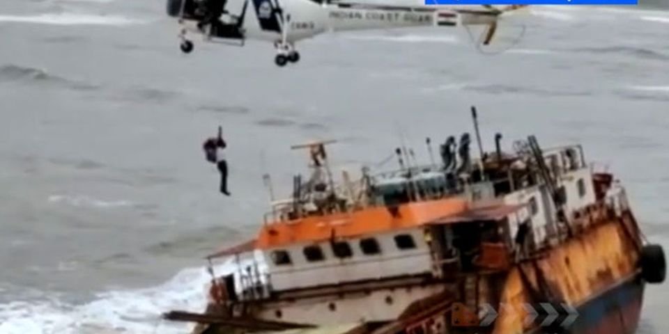 Всему экипажу терпящего бедствие судна приказали оставаться на борту