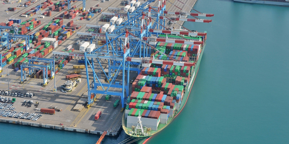 Без сознания, но дышит: в порту Ашдода с высоты упал украинский моряк